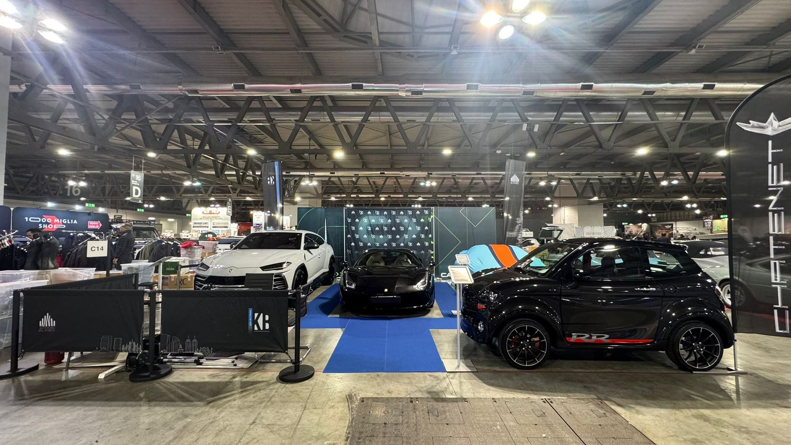 Stand KB Superbroker Milano AutoClassica 2024 con Mercedes G63 arancione