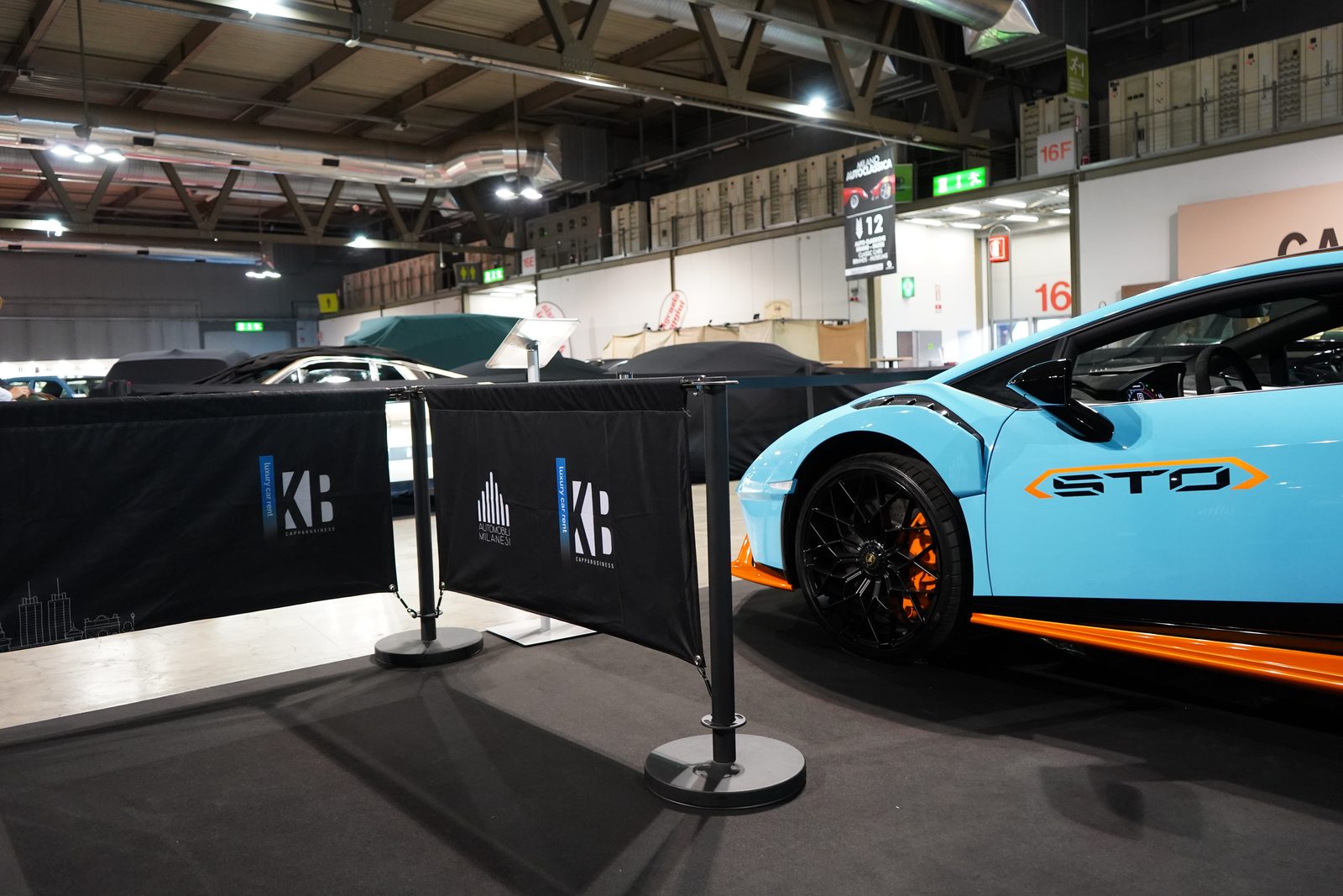 Stand KB Superbroker Milano AutoClassica 2025 con Lamborghini Huracán STO arancione blu
