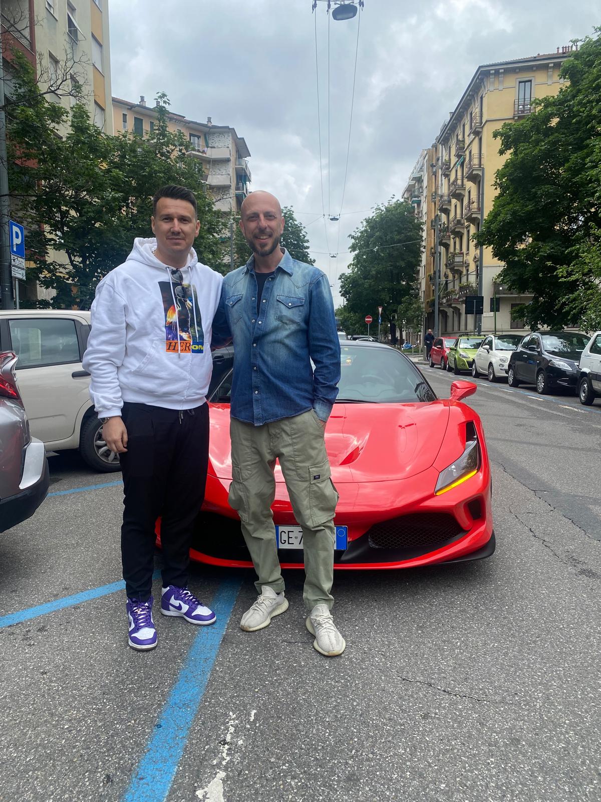 Compro Ferrari rossa Milano centro — pagamento immediato