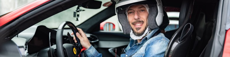 Federico Cappa al volante Ferrari con casco da pista racing Mugello
